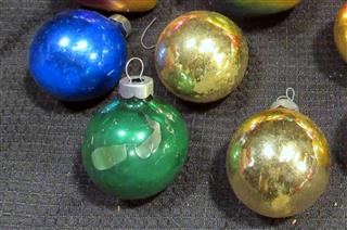 LOT 67 VINTAGE CHRISTMAS ORNAMENTS SANTA LAND VICTORIA - LOT INCLUDES A VARIETY